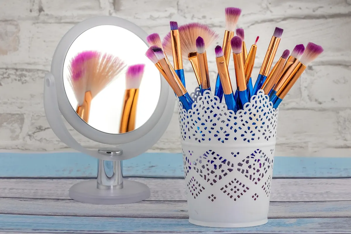 Brush Types Compared: Which Brushes to Use for Acrylics, Oils, and Watercolours